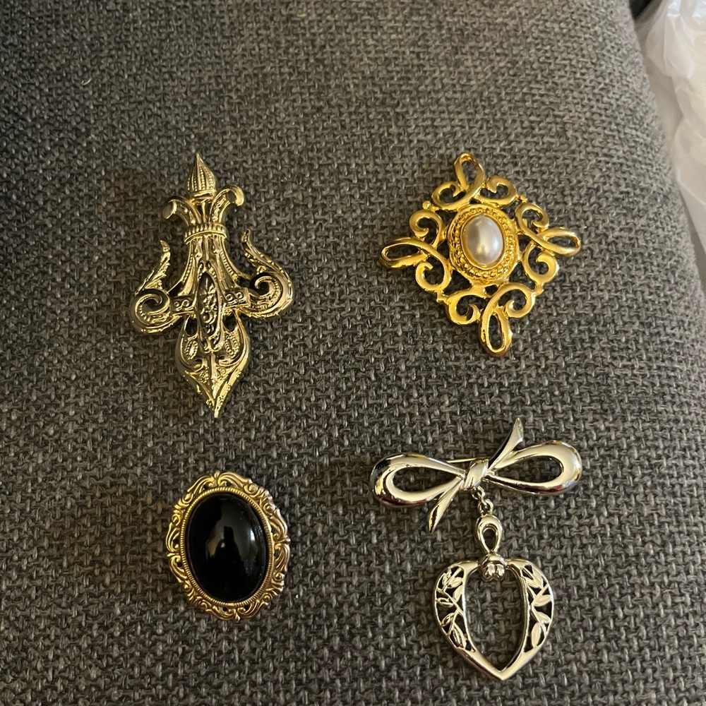 Set of 4 Vintage 80s brooches.